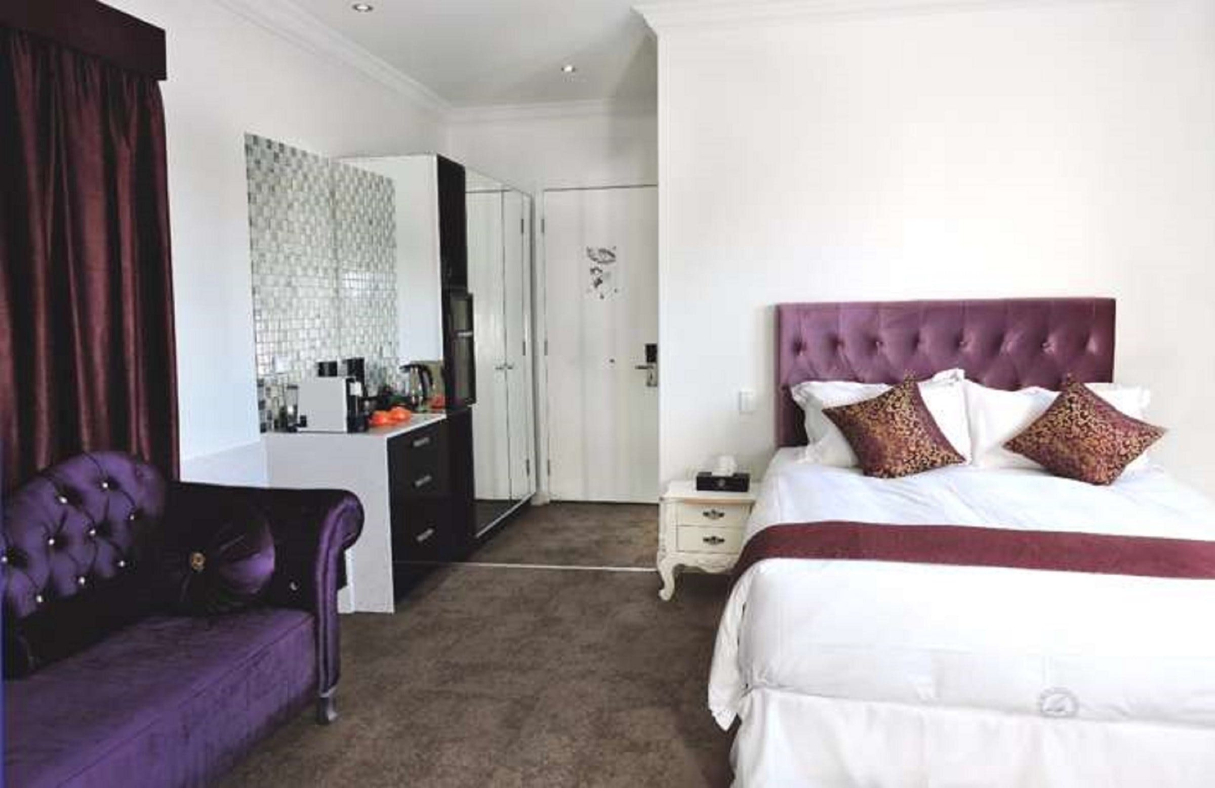 International On The Water Hotel - Accommodation in Surfers Paradise