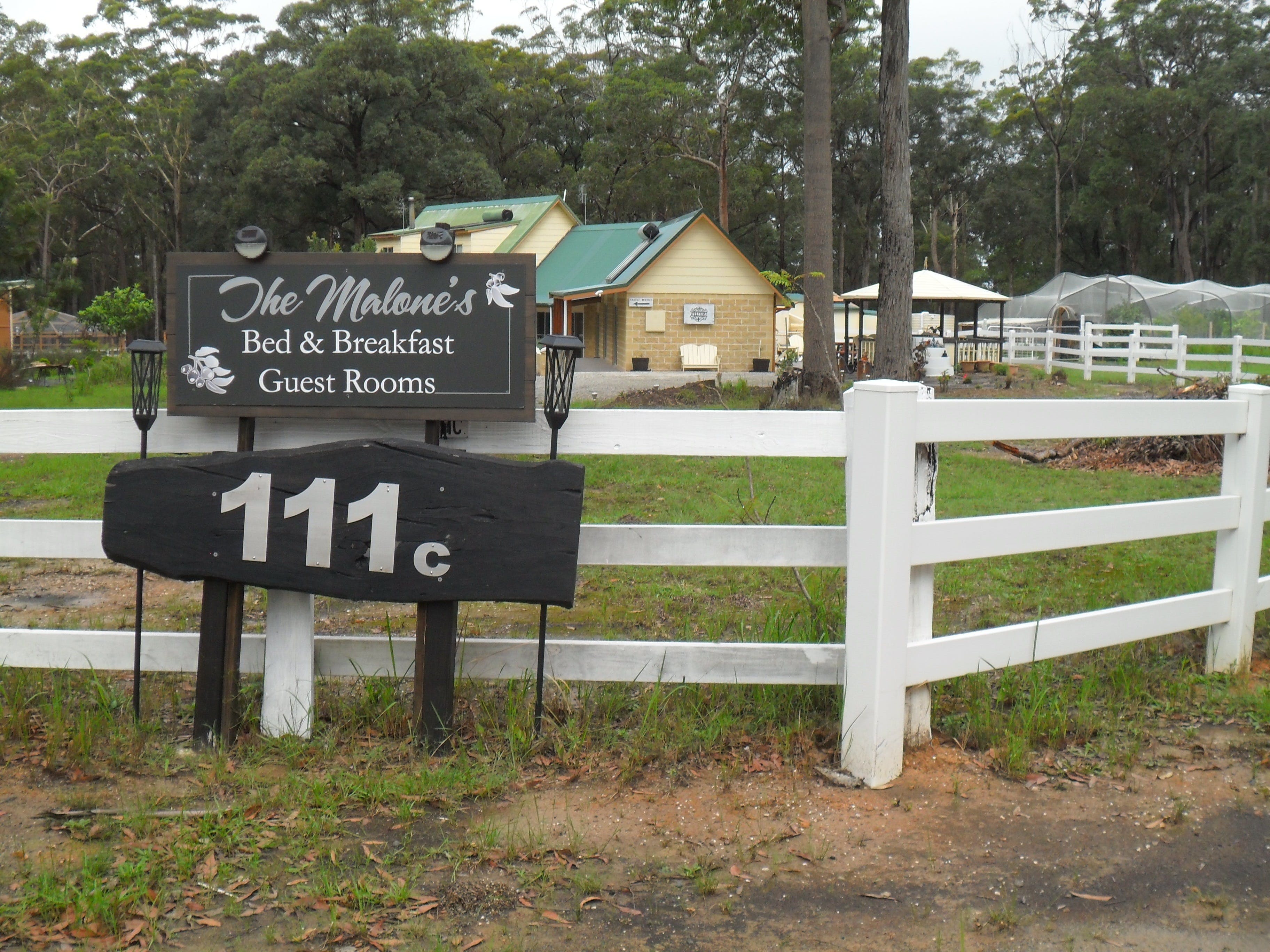 The Malone's Bed and Breakfast Guest Rooms - Foster Accommodation