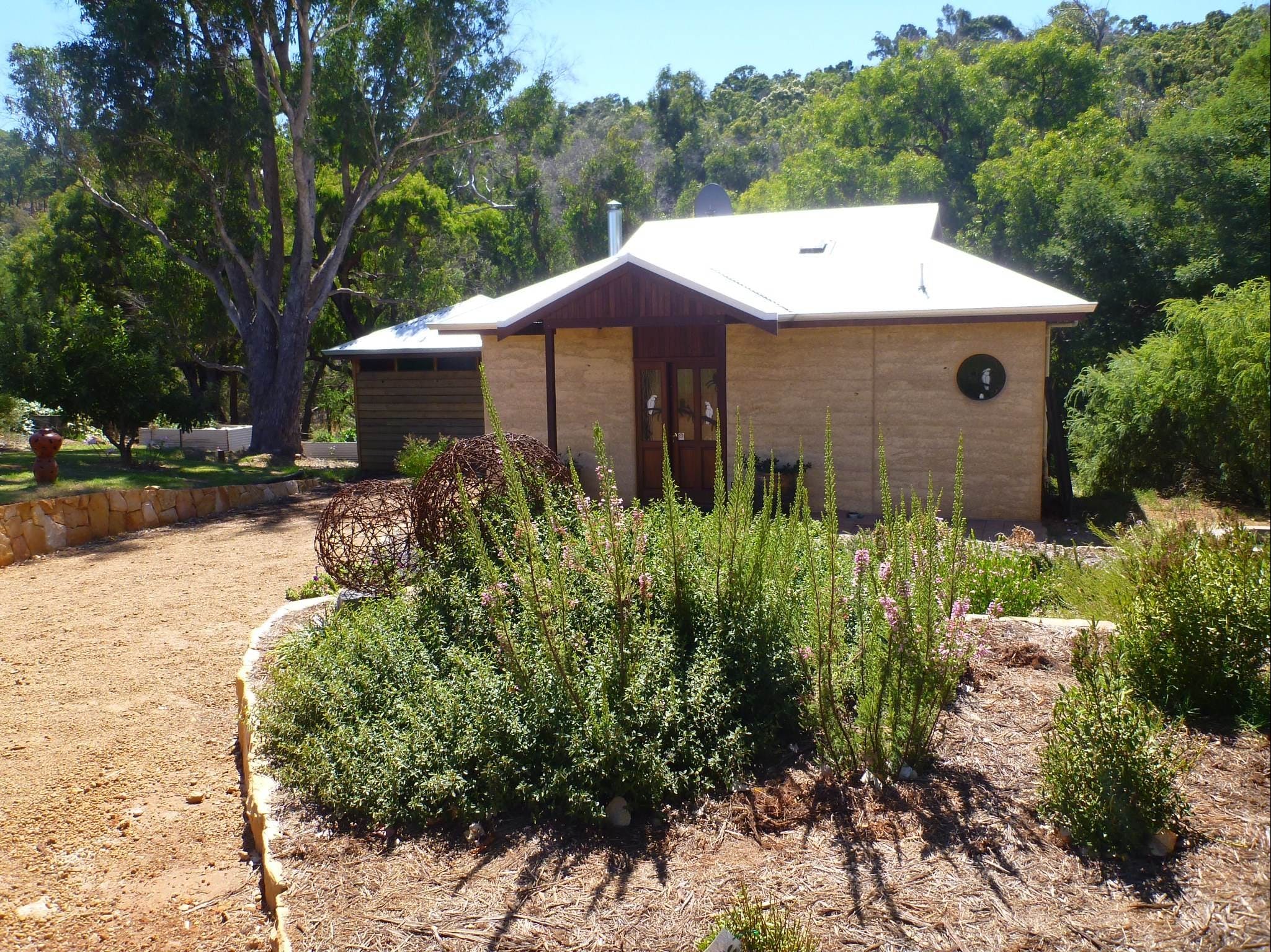 Jalbrook  Estate-  CottagesAlpacasGallery  Function Centre - Accommodation Cooktown