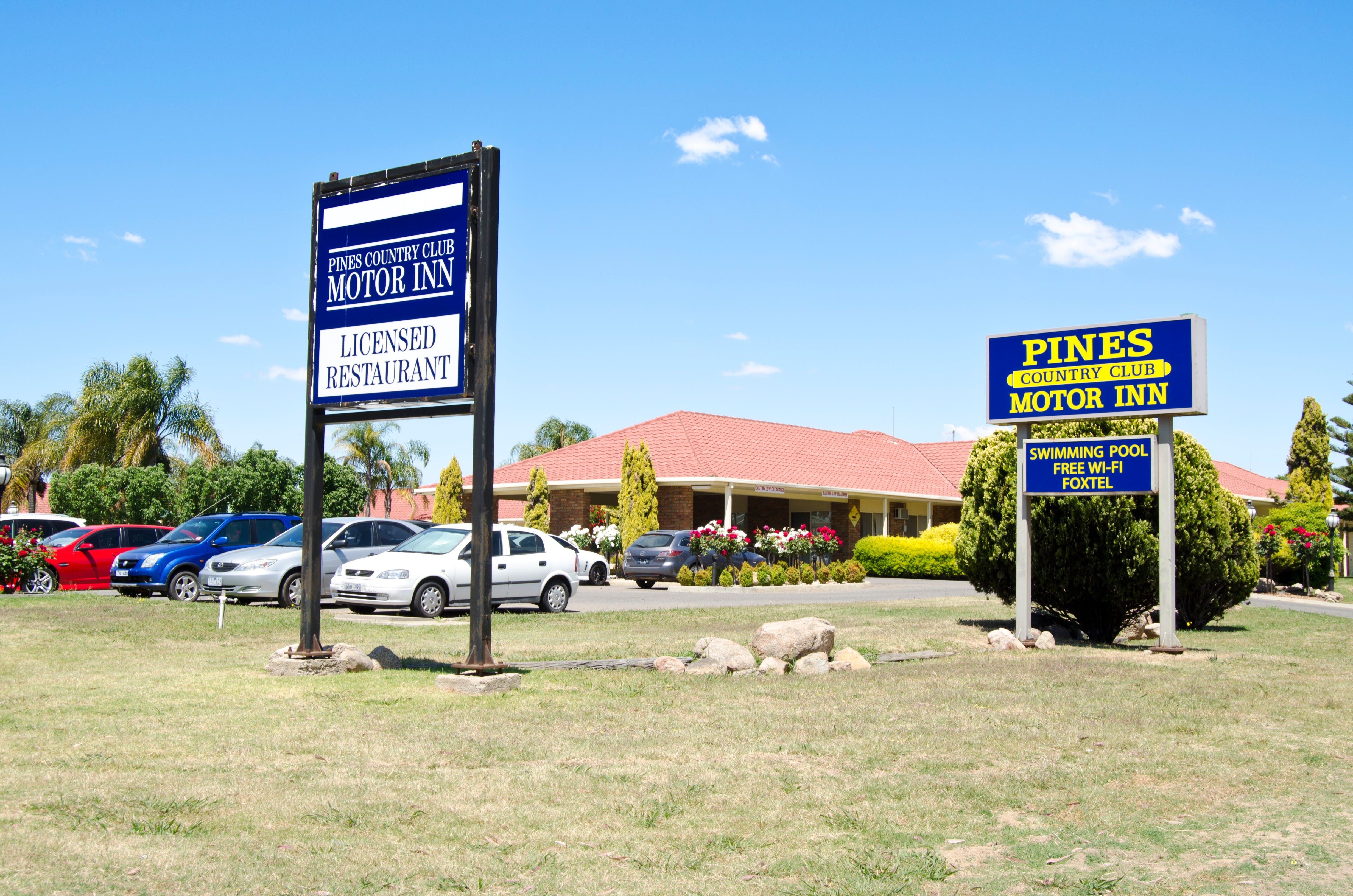 Pines Country Club Motor Inn - Accommodation VIC