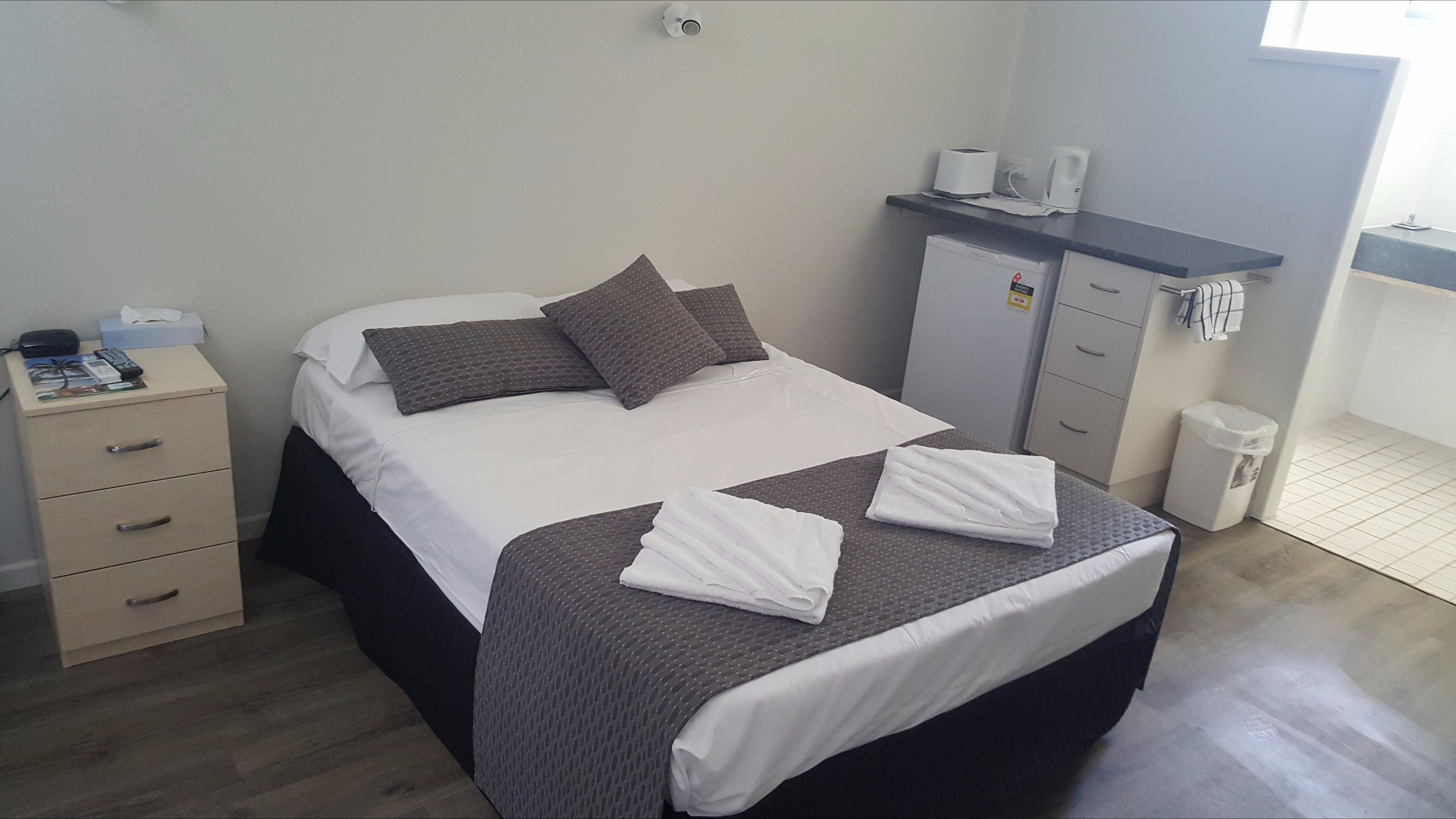Queens Beach Hotel - Accommodation Bookings 1