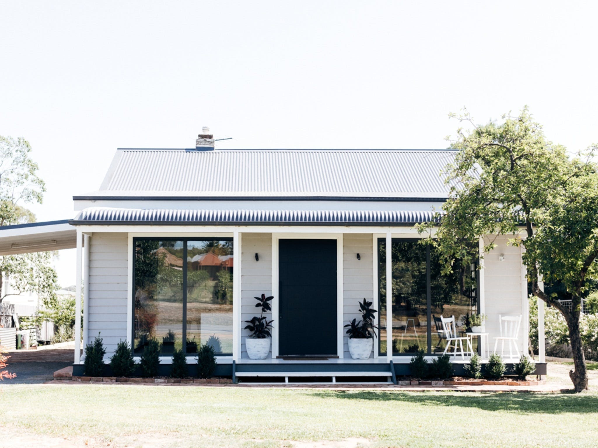 Chic Country Cottage With Vineyard Views - thumb 0
