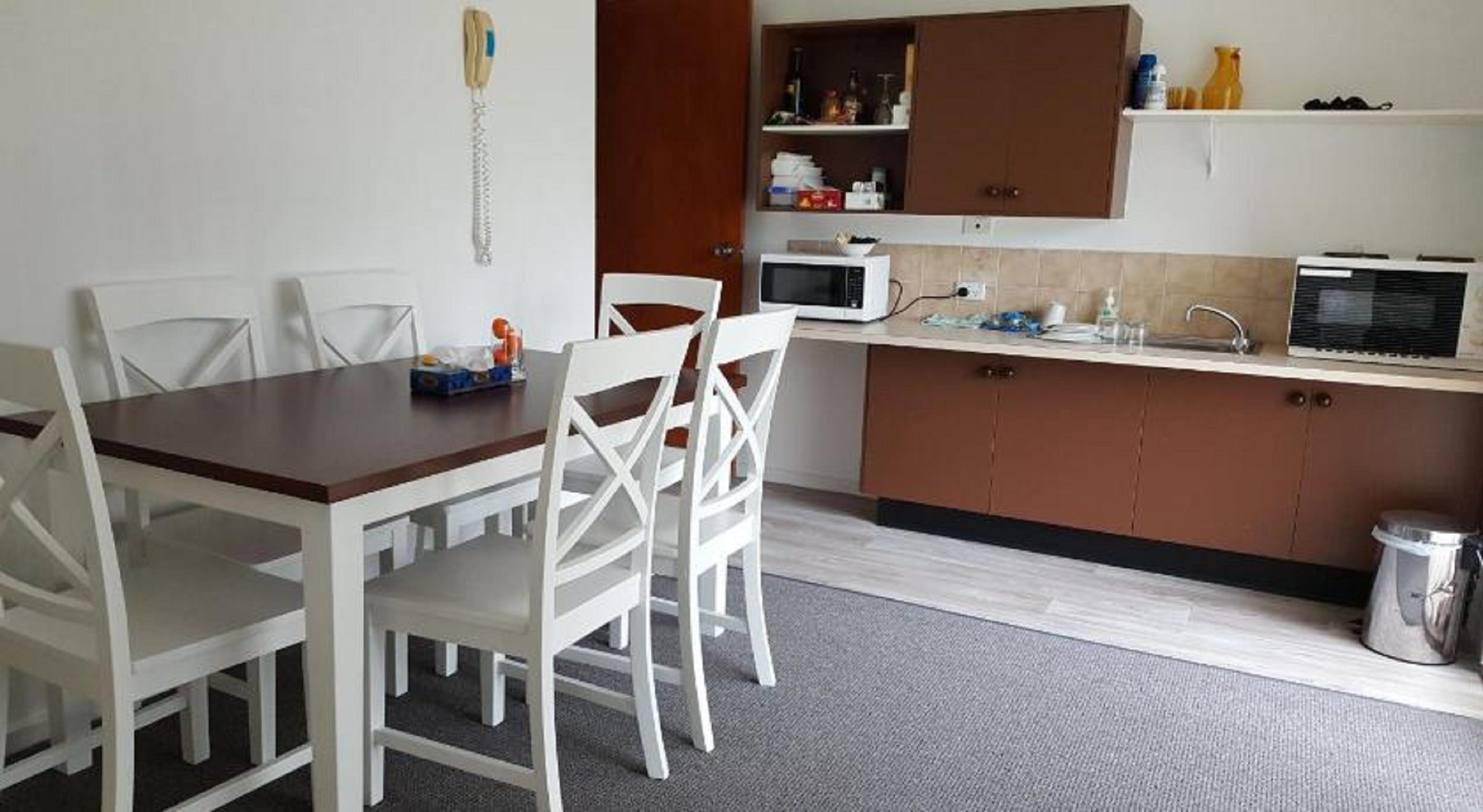 Tabourie Lake Motor Inn - Accommodation Redcliffe