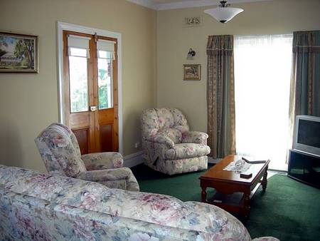 Airleigh - Rose Cottage - Lismore Accommodation 1